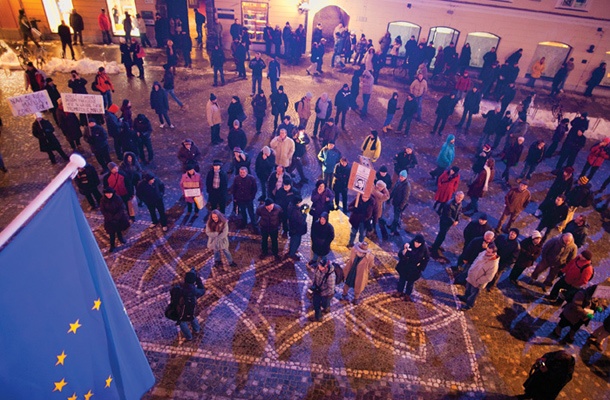 Bi televizija res morala »množico« zbranih pred magistratom, ki je protestirala proti Zoranu Jankoviću, obravnavati enako, kot je tisoče na mariborskih protestih?