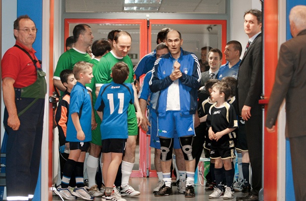 Majer pravi, da so se volitev udeležili »volivci v športnih oblačilih (trenirkah), ki so imeli na roki s kemičnim svinčnikom napisano številko, ki jo morajo obkrožiti na glasovnici«