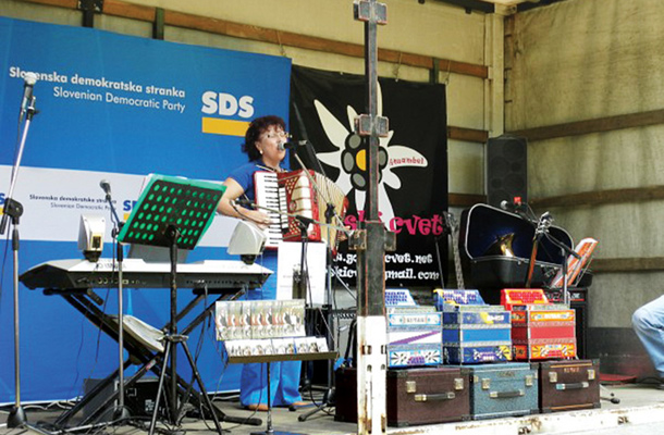 Glasbeni nastop nove v. d. generalne direktorice direktorata za družino Gordane Možina Florjanc na lanskem letnem taboru SDS v Lepeni. 
