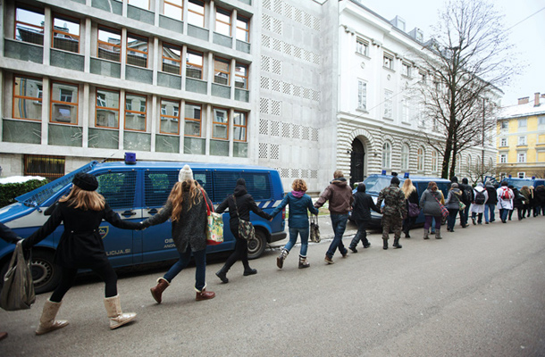 Študentje so v znak protesta okoli parlamenta sklenili obroč. In vladna koalicija jim je – presenetljivo – prisluhnila. V proračunu se je od nekod našlo 16 milijonov evrov. Premalo za normalno financiranje visokega šolstva, a študenti so dosegli majhno zmago. 