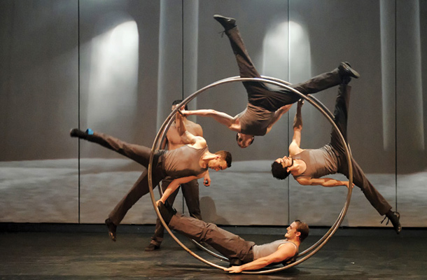 Cirque Éloize se osredotoča na človeka ter njegove akrobatske in gimnastične sposobnosti, ki jih povezuje s fizičnim gledališčem in sodobnim plesom 