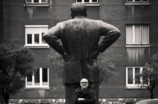 Dr. Miha Mazzini: »Če si Slovenec, si predvsem Balkanec. Priznajmo si, polni smo tistega, čemur Srbi rečejo inat – torej posebej ekstremnega mazohizma.«