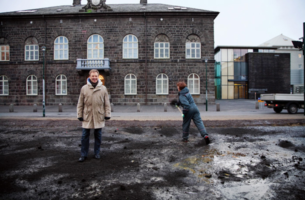 Organizator islandskih protestov Hordur Torfason na poteptani zelenici pred stavbo islandskega parlamenta po enem od protestnih shodov marca 2009