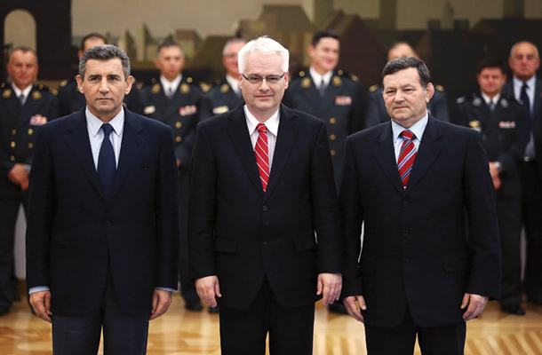 Hrvaška generala Ante Gotovina (levo) in Mladen Markač (desno) ob hrvaškem predsedniku Ivu Josipoviću.