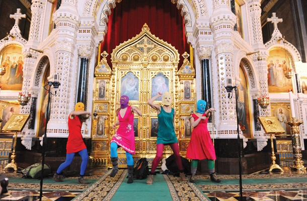 Performans skupine Pussy Riot v katedrali Jezusa Odrešenika.  