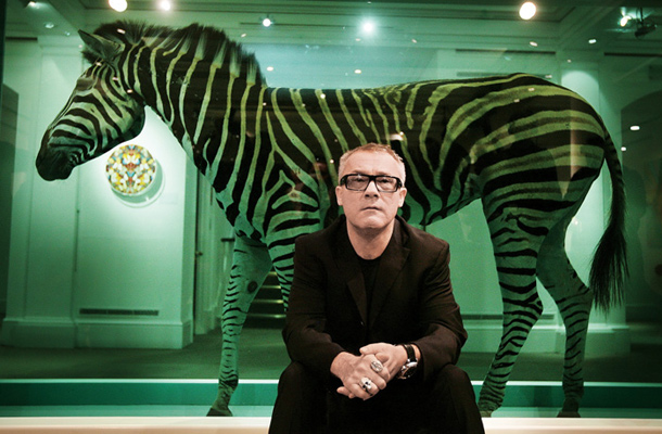 Damien Hirst in njegovo umetniško delo Neverjetno potovanje (zebra v formaldehidu) pred avkcijo pri Sothebyju septembra 2008 