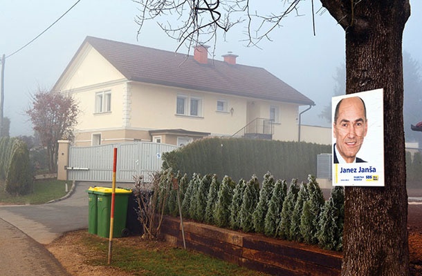 Gre morda za uslugo Rajku Janši, bratu predsednika vlade Janeza Janše, ki si je dvoetažno hišo na Plešivici pri Žalni zgradil na črno in bi jo moral že zdavnaj odstraniti, saj je to od njega že leta 1995 zahtevala urbanistična inšpektorica?