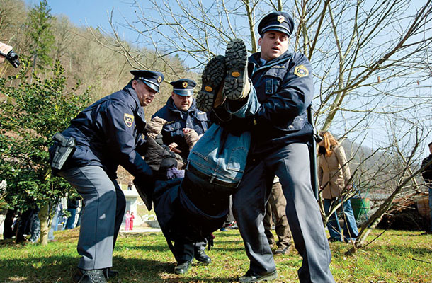 Kateri politični stranki pripadajo ti policisti? 