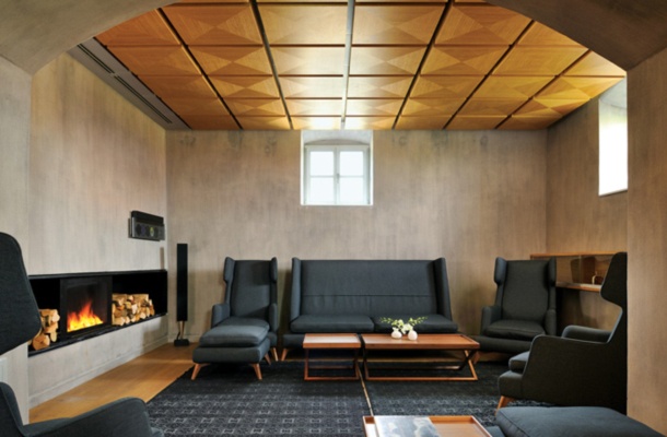 Restavracija, vinoteka in hotel Gredič. Katjuša Kranjc in Rok Kuhar ter sodelavke Petra Embreuš, Petra Peterka in Mojca Šavnik. Avtor arhitekture: Rok Klanjšček. Naročnik: Gredič, d.o.o.