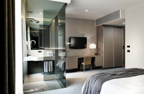 Hotel Cubo. Katjuša Kranjc in Rok Kuhar ter sodelavki Petra Embreuš in Petra Peterka. Naročnik: Dema plus, d.o.o.