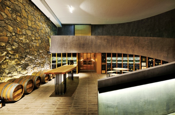 Restavracija, vinoteka in hotel Gredič. Katjuša Kranjc in Rok Kuhar ter sodelavke Petra Embreuš, Petra Peterka in Mojca Šavnik. Avtor arhitekture: Rok Klanjšček. Naročnik: Gredič, d.o.o.