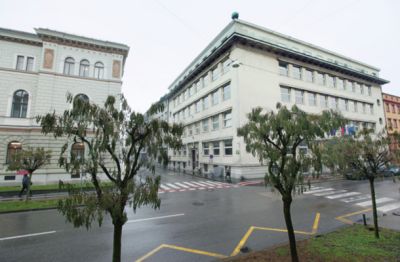 Ekonomska gimnazija na Prešernovi cesti v Ljubljani: že prva demosova vlada je želela izseliti šolo iz stavbe poleg vlade, sedaj bi jo pa najraje kar ukinili