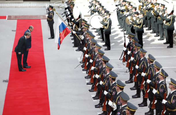 Premier, obrambni minister in njuna vojska