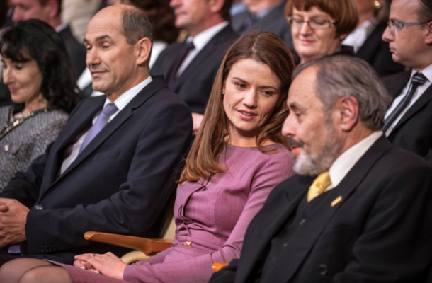 Foto tedna: Premier Janez Janša, njegova soproga Urška Bačovnik Janša in predsednik ustavnega sodišča Ernest Petrič tri dni po tem, ko je ustavno sodišče prepovedalo referenduma o holdingu in slabi banki, proslava ob dnevu samostojnosti in enotnosti, Cankarjev dom 