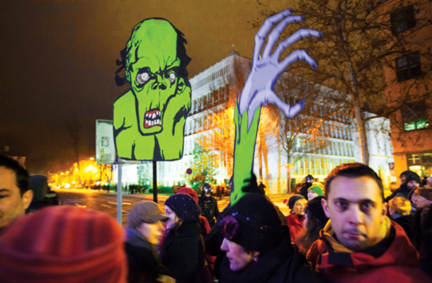 Veliki zeleni zombi pred slovenskim parlamentom 