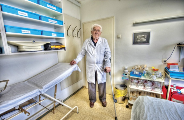 Dr. Aleksander Doplihar, vodja ambulante Pro Bono, za ljudi brez urejenega zdravstvenega zavarovanja. Še pred leti je bila ambulanta predvsem namenjena brezdomcem in iskalcem azila, danes pa se po pomoč zateče vse več obubožanih pripadnikov nekoč srednjega razreda.