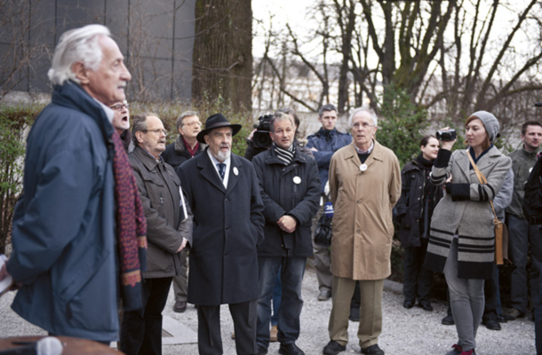 Veno Taufer, Milan Jesih,  Marko Kravos, Ciril Zlobec, Aleš Debeljak in Tomaž Šalamun na protestnem branju poezije pred hišo, v kateri domuje Društvo slovenskih pisateljev, 28. februarja 2012, ko so protestirali proti ukinitvi ministrstva za kulturo