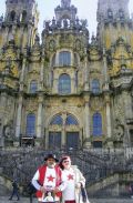 Rdeči zvezdi pred baziliko sv. Jakoba, Santiago de Compostela, Španija / Foto David Hosny