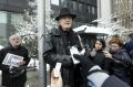 Vlado Miheljak in drugi predstavniki Odbora v podporo odpuščenemu novinarju