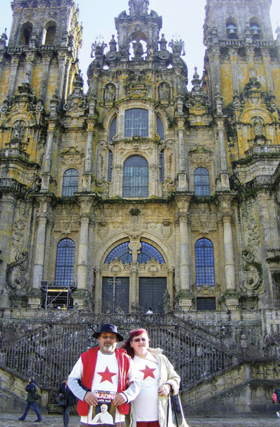 Rdeči zvezdi pred baziliko sv. Jakoba, Santiago de Compostela, Španija / Foto David Hosny