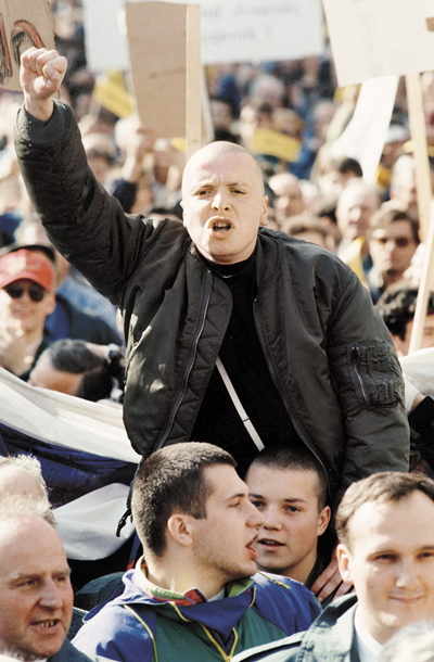 Damir Črnčec, direktor obveščevalne agencije Sova (spodaj iz profila, levo od Janeza Podobnika) leta 1994 še kot študent na demonstracijah v podporo Janezu Janši, ki ga je parlament zaradi vdora vojske v civilno družbo pri aferi Depala vas odstavil.