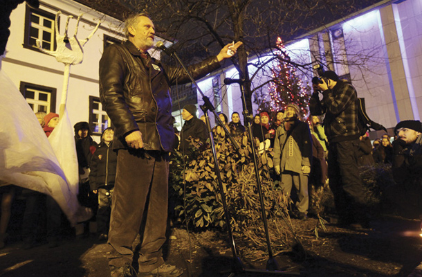 Ali so govorniki na protestih (na sliki Matjaž Hanžek) tudi organizatorji protestov? 