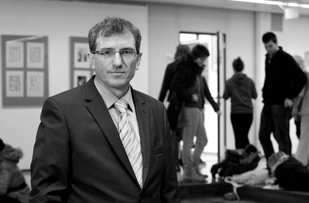 Dr. Janez Krek: »Bojim se, da konfliktnost politike z njeno makiavelistično logiko pri ljudeh ustvarja jezo in razočaranje. Človek ne vidi več smisla, da bi se še trudil.«