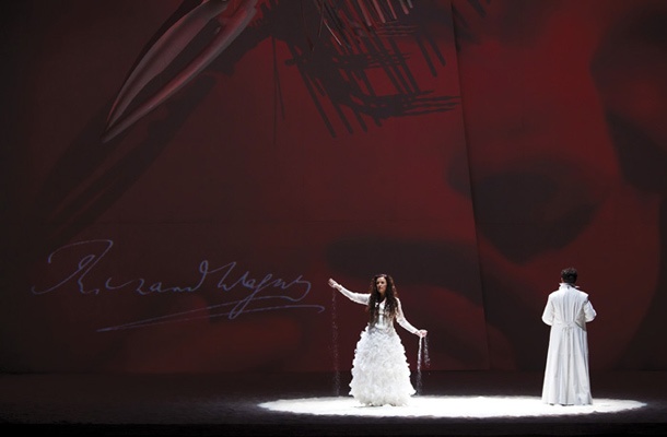 Po Wagnerju naj bi zaljubljenca doživela zveličanje v smrti, a Berger ju spusti kar v »pekel«.