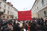 Zaslužena stavka in arogantna vlada