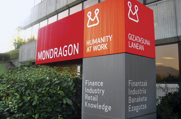 V sistemu Mondragon, ki letno ustvarja 34 milijard evrov prihodka, veljajo znotraj njega načela kooperacije in soodločanja, na trgu pa zakonitosti kapitalizma. 
