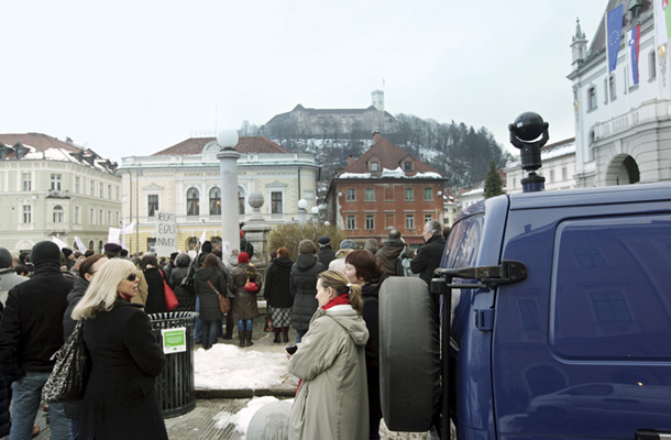 Policijsko vozilo med snemanjem stavke javnega sektorja v Ljubljani, 23. januarja 2013