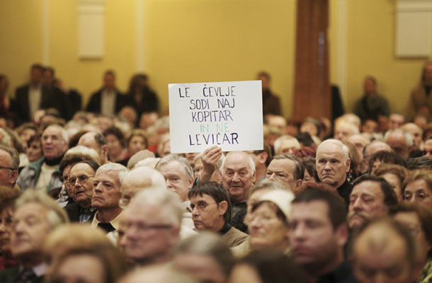 Foto tedna: Staro (in mlado!?!) na javni tribuni Zbora za republiko v podporo Janezu Janši. Grand hotel Union, Ljubljana
