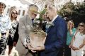 Darilo Slovencev iz Čila predsedniku vlade Janši, drevo in »karantanski« znak