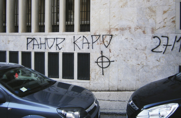 Žaljivi grafit na fasadi slovenskega kulturnega doma 