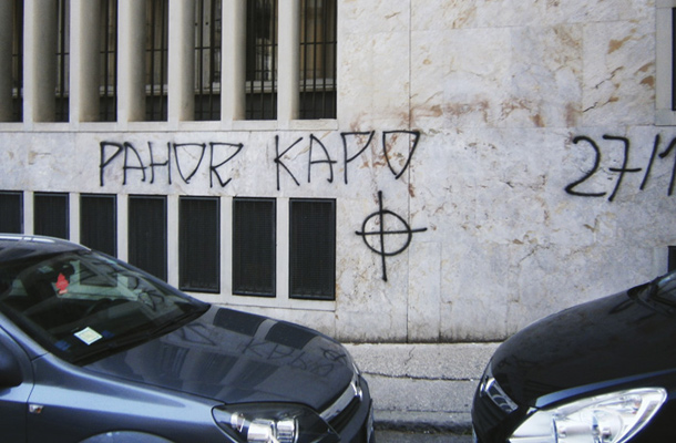 Žaljivi grafit na fasadi slovenskega kulturnega doma