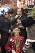 Foto tedna:  Nadomestni predsednik parlamenta Jakob Presečnik in pustne maske