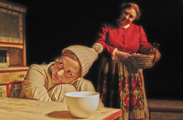 Predstava je sestavljena iz dveh delov, gledališkega pripovednega in lutkovnega, ki postreže z magijo.