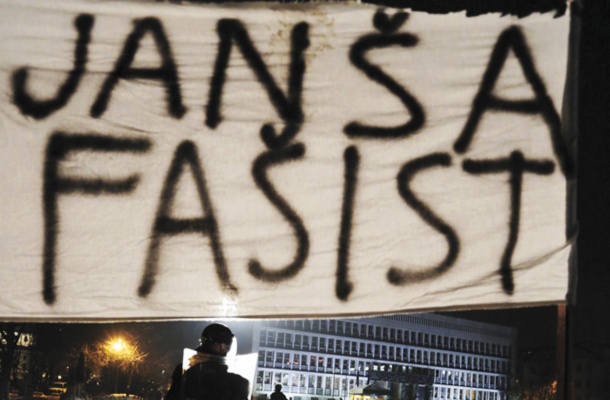 Janez Janša je imel očitno dovolj tega, da mu levičarji očitajo, da je fašist, zato je na zborovanju »dokazal«, da so fašisti tisti, ki mu očitajo, da je fašist. (na fotografiji prizor iz 3. vseslovenske ljudske vstaje, nekaj ur po Janševem nagovoru)