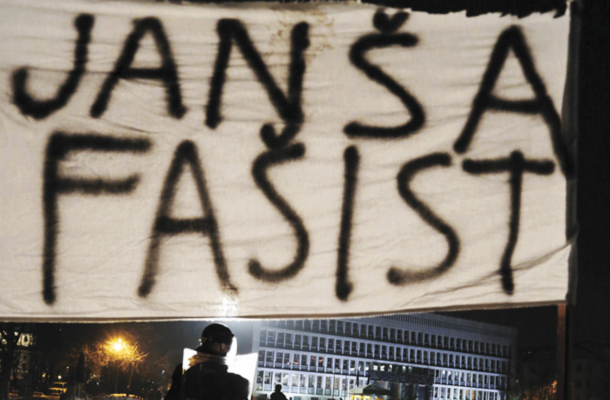 Janez Janša je imel očitno dovolj tega, da mu levičarji očitajo, da je fašist, zato je na zborovanju »dokazal«, da so fašisti tisti, ki mu očitajo, da je fašist. (na fotografiji prizor iz 3. vseslovenske ljudske vstaje, nekaj ur po Janševem nagovoru)