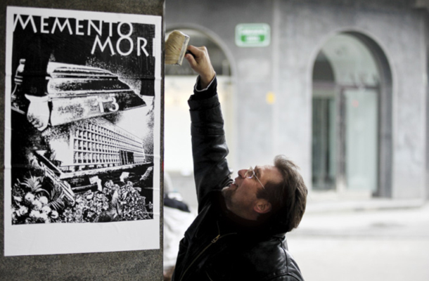 Foto tedna: Umetniška akcija skupine Novi kolektivizem na dan tretje vseslovenske vstaje, Ljubljana 