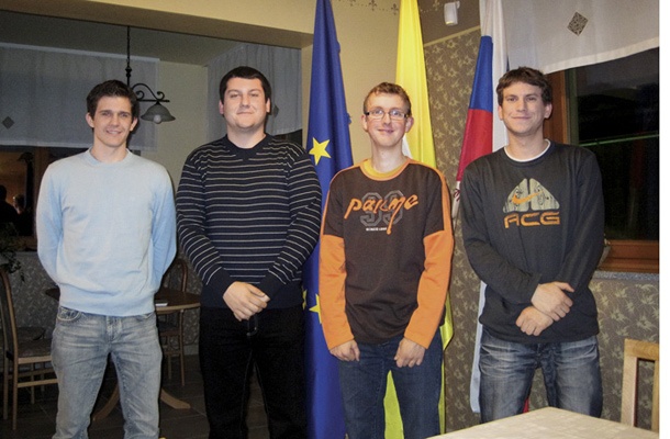 Tadej Tanko (skrajno levo), sin predsednika poslanske skupine SDS Jožeta Tanka februarja 2010, ko je bil izvoljen v vodstvo ribniškega podmladka SDS. Oče mu je potem pomagal še do prve, prave službe.