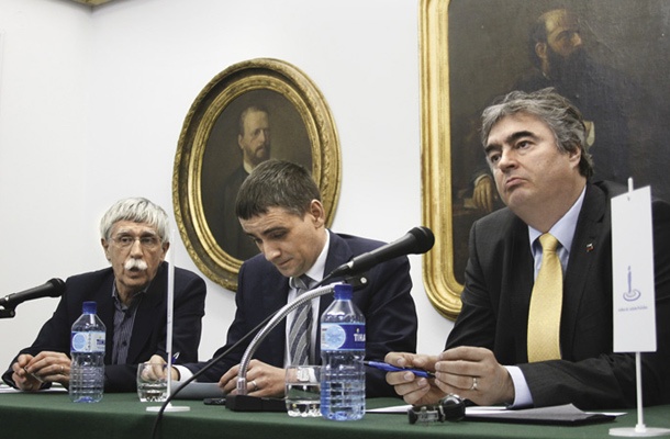 Okrogla miza o „nujnosti“ menjave volilnega sistema v organizaciji Inštituta dr. Jožeta Pučnika. Zagovornika nujne radikalne spremembe iz proporcionalnega v večinski volilni sistem Bernard Brščič in Milan Zver na desni. In precej manjši zagovornik nujnosti Ciril Ribičič (na levi), ki podprira kombinirani volilni sistem ali dopolnitev obstoječega s obveznim prednostnim glasom.