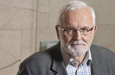Jože Mencinger: »Nujna kratkoročna naloga vlade je s sodelovanjem bank in Banke Slovenije ustaviti verižno propadanje podjetij, ki ne morejo najti dovolj povpraševanja za svoje produkte in storitve.«