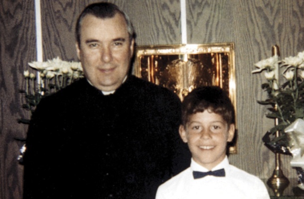 FDMea Maxima Culpa – Molk v božji hiši (Alex Gibney): šokantni dosje očeta Lawrencea Murphyja, katoliškega duhovnika in serijskega pedofila, ki je teroriziral gluhe dečke.