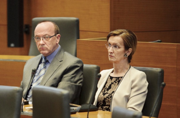 Notranji minister Vinko Gorenak in njegova državna sekretarka za tožilstvo Barbara Brezigar, ki sta v času Pahorjeve vlade ves čas opozarjala pred pritiski na tožilstvo, zdaj opozarjata, da se moramo vsi, tudi tožilci zavedati, da ima vsaka inštitucija nad seboj svoj nadzor.