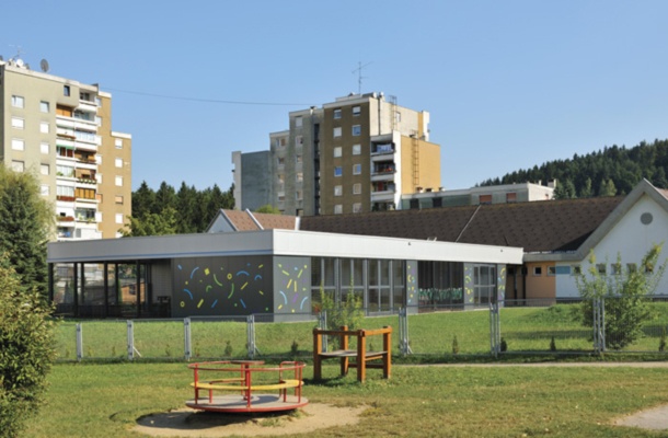 Vrtec Ajda, Ravne na Koroškem. Magnetna fasada. Fasadni magnetki so lahki in upogljivi, zato jih otroci z lahkoto sestavljajo v pomenske like.