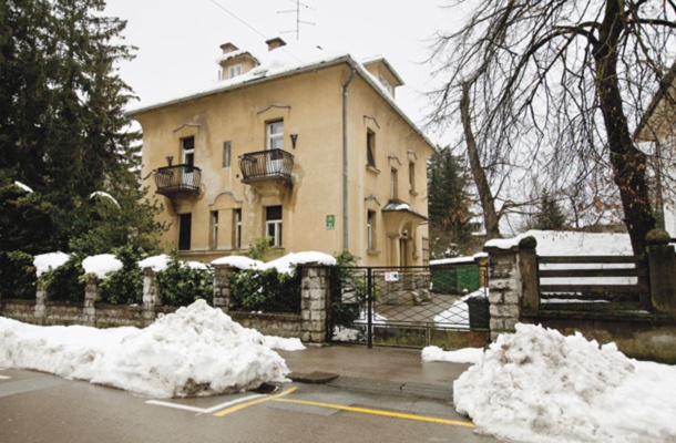 Zaščitena vila na Ulici Janeza Pavla II. 21, namesto katere bi rad Vatikan zgradil enkrat večjo hišo.