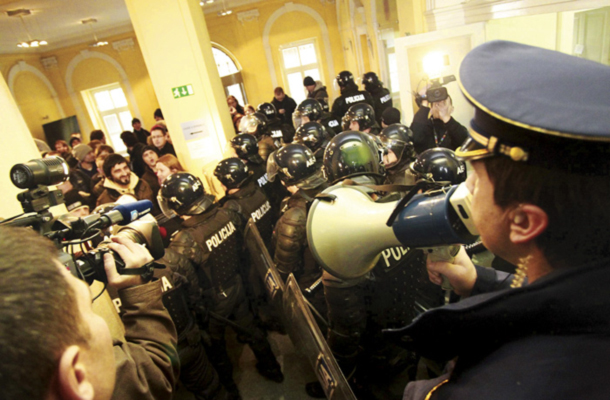 Policija in (kaznovani) protestniki v Mariboru 