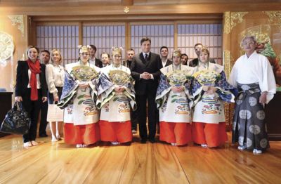 Bojan Požar levo za predsednikom Borutom Pahorjem ob obisku svetišča Meiji na Japonskem 