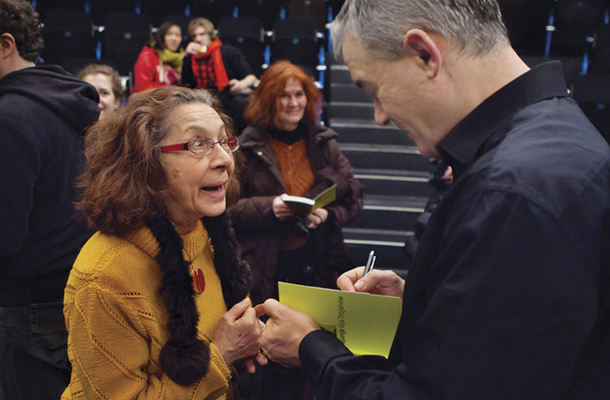 Avtor Ilija Trojanow, avtogram občudovalki, festivala Fabula, Cankarjev dom, Ljubljana